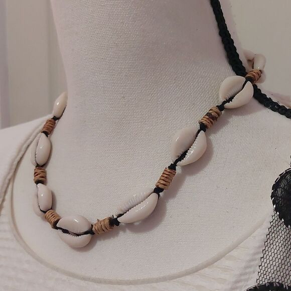 Hawaiian Conch Shells and Jute Beads Surfer Style Choker Men's Necklace - Picture 3 of 5